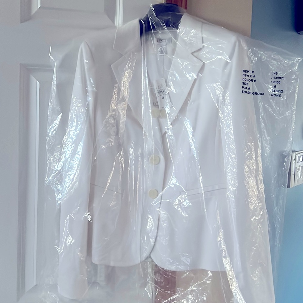 Ann Taylor Loft white jacket size 6.  New with tags